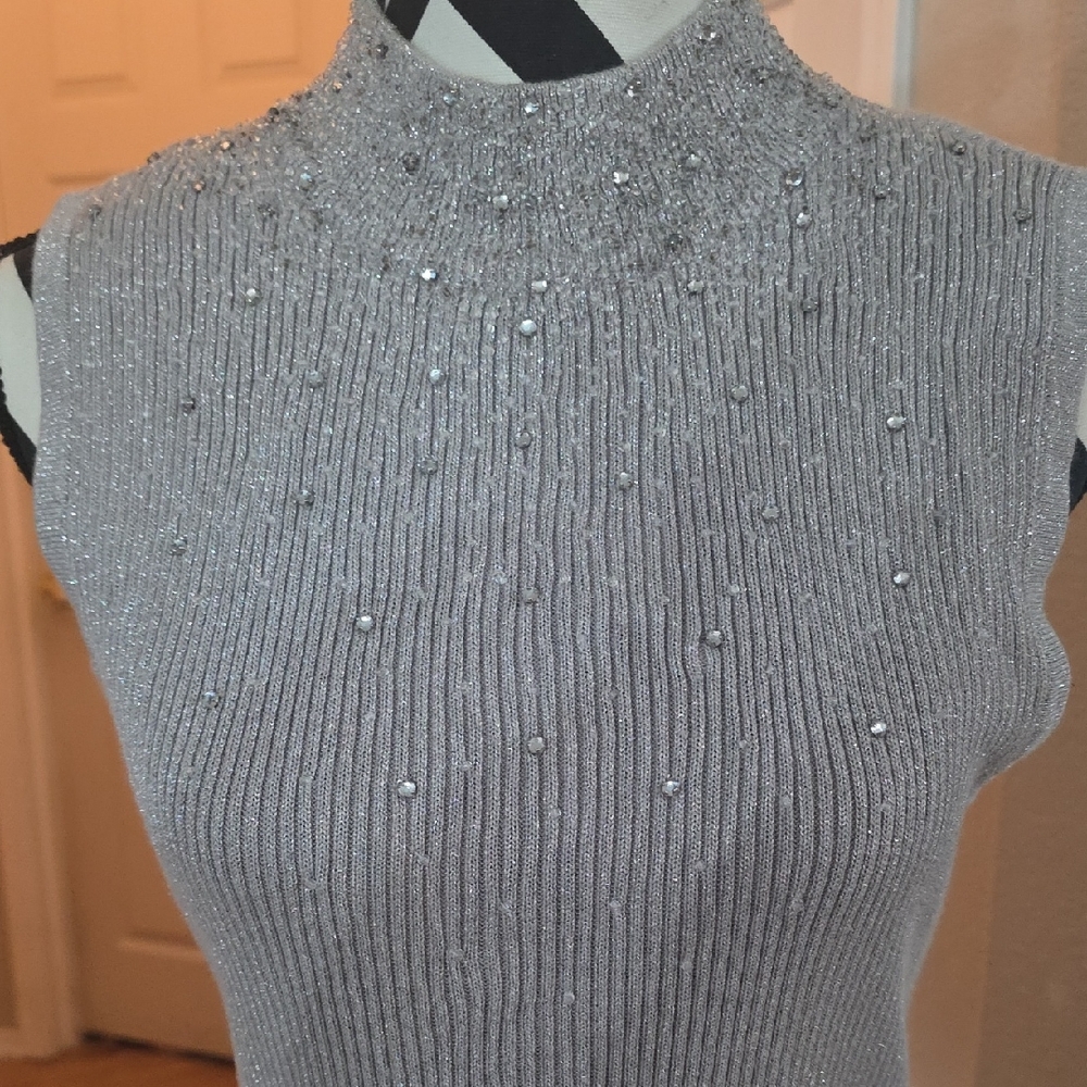 Elegant Gray Sleeveless Sweater